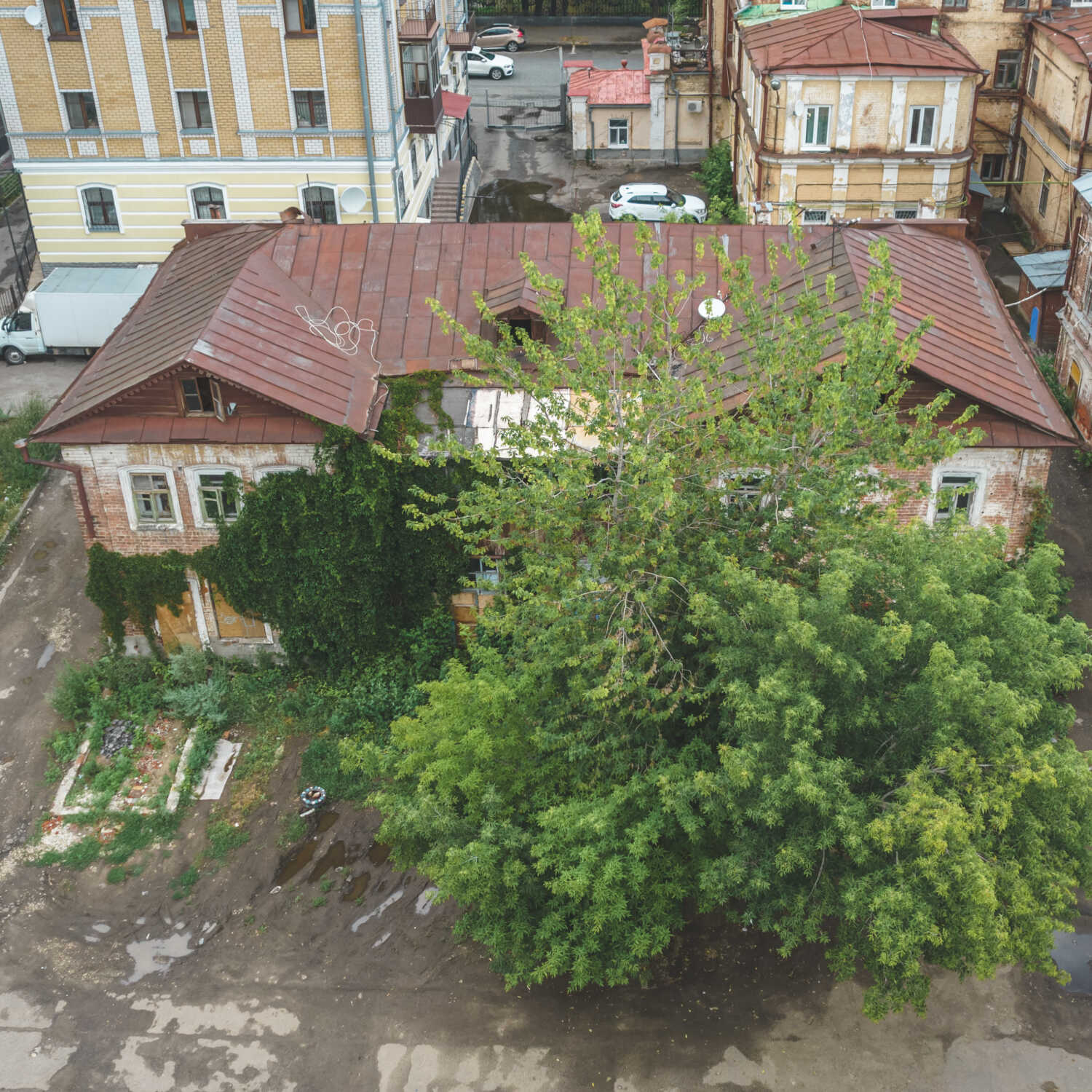 Заброшенный дом Чернояровых на улице Муштари в Казани (с) Другие места